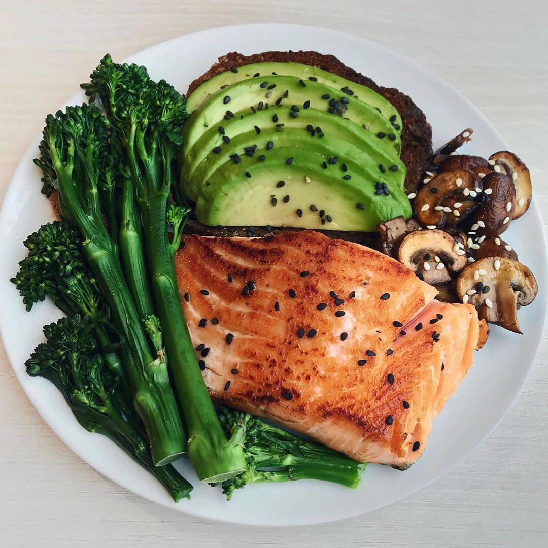 Grilled Salmon, Avocado Toast, Mushrooms & Broccolini – Bir Diyet